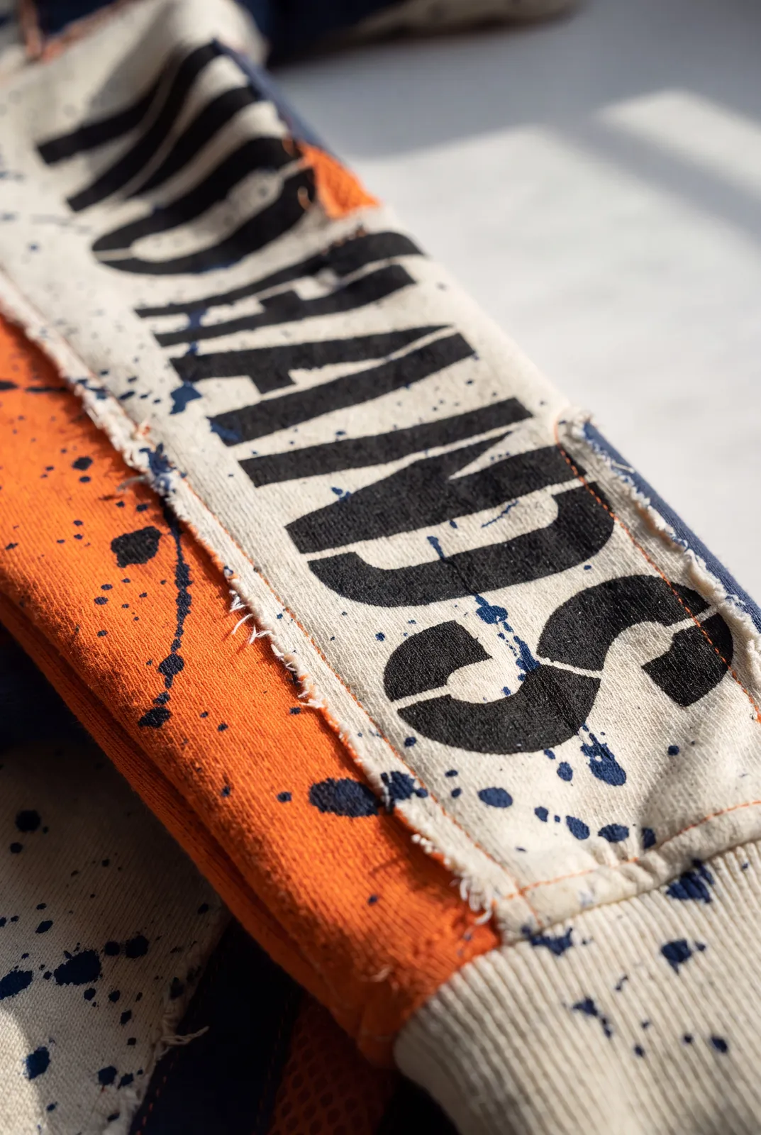 FIELD OPS HEADER Hoodie capsule. Detail · No Hands Cuff.